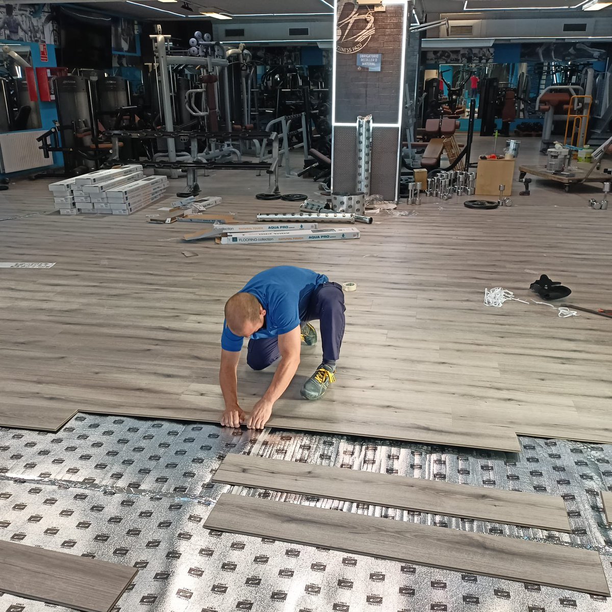 A sala de cardio e pesas verase remozada  unha vez rematen os traballos substitución do chan . 
Labores de mantemento que estamos a facer, para que, á volta de agosto, os usuarios atopen as nosas instalacións, en perfecto estado de revista.☺️
#melloracontinua
<a href="/DeputacionOU/">Deputación de Ourense</a>