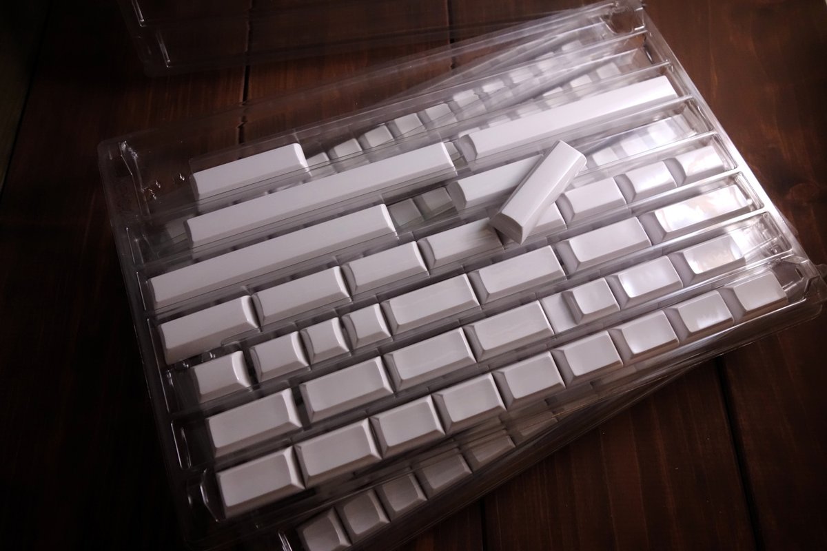 KAM Blanks届いた。
心持ちクリーム色な白。
そしてトゥルトゥル、テカテカ！
まずはなにに載っけるか。
#自作キーボード