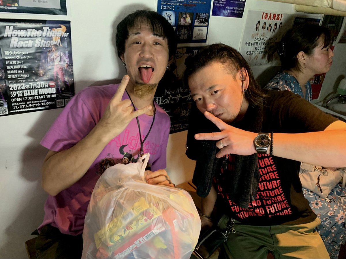 Dimebag_Kazuya's tweet photo. 前のバンドで4年前に共演したMahさんと✌️

#ライブ参戦
#東新宿Catshole
#寿ぎょう虫
#オルタナティブロック
#パンクロック
#コミックソング
#過激パフォーマンス
#AlternativeRock
#PunkRock
#ComicSong
#ExtremePerformance https://t.co/0OjZf3Cze0