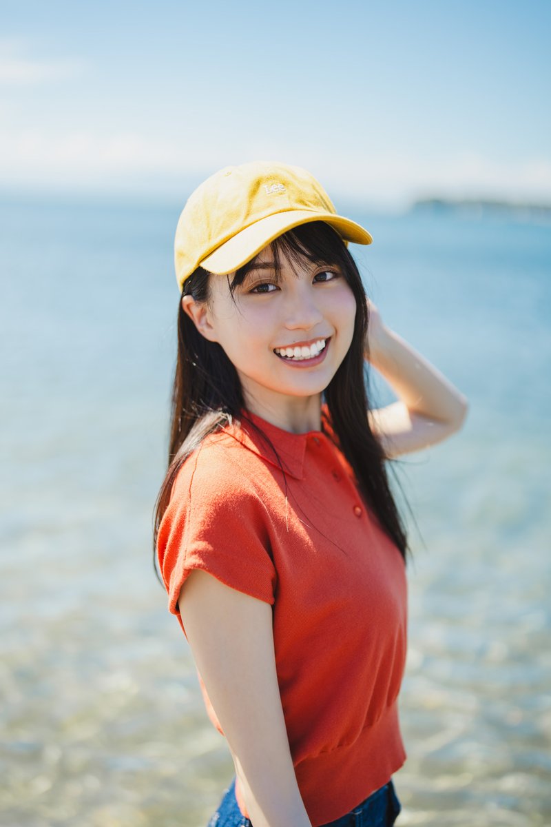 乃木坂46賀喜遥香、夏の海辺でノースリーブワンピース姿 2年半ぶり