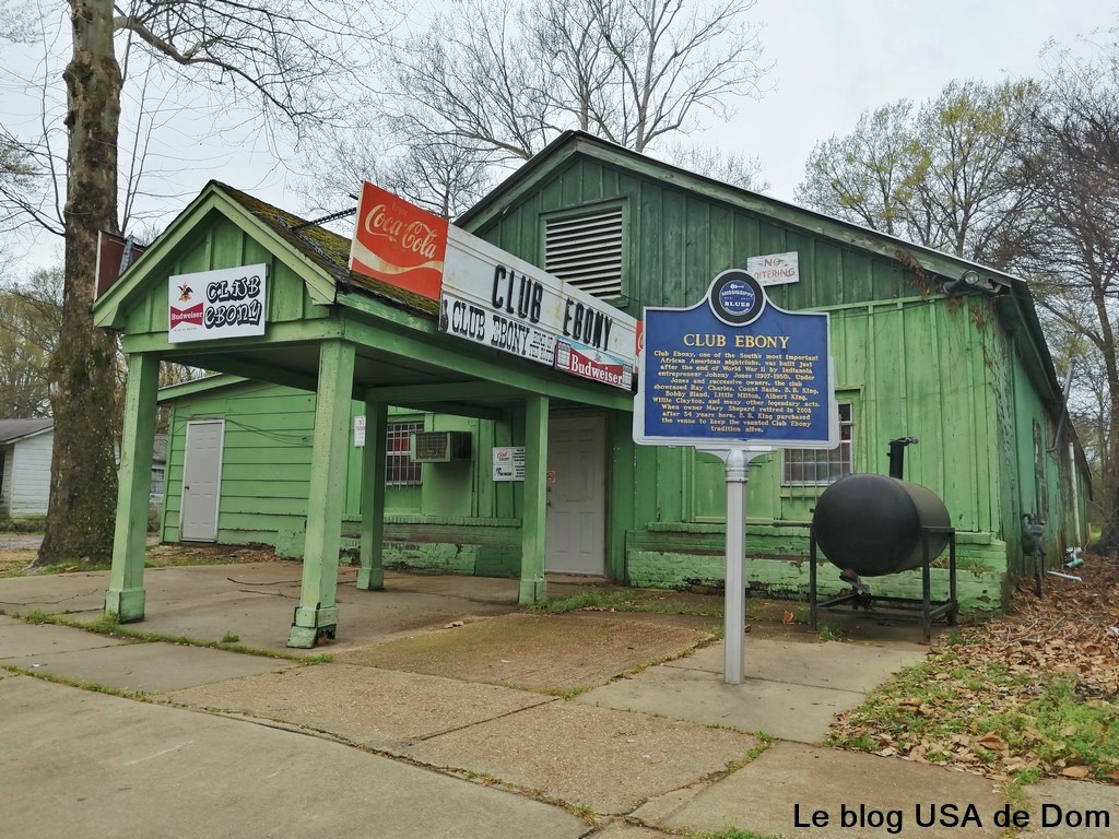 À Indianola, sur la #routedublues, le fameux Club Ebony, 'Juke Joint', ouvert en 1948, a vu passer les plus grands musiciens de l'époque. 
Voir l'article sur un #roadTrip dans le Delta :
leblogusadedom.com/.../road-trip-…
#Mississippi #visittheusa #voyage #mississippidelta   #voyageusa