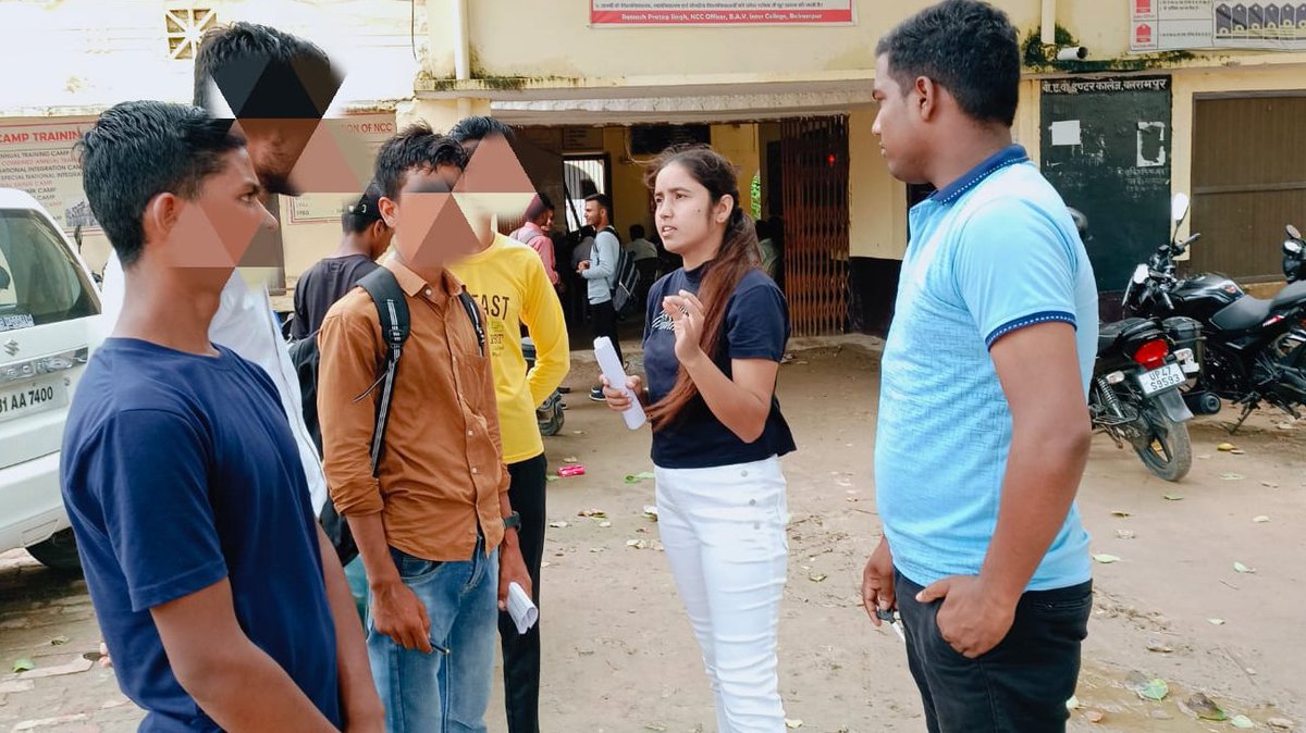 balrampurpolice's tweet photo. #Balrampurpolice 
#SPBalrampur के निर्देशन में जनपद के समस्त थानों पर गठित  #एण्टी_रोमियो_टीम द्वारा #MissionShakti चतुर्थ चरण अभियान के क्रम में  सार्वजनिक स्थानों/ बाजार/ग्रामीण क्षेत्र आदि जगहों पर महिलाओं/बालिकाओं आदि को जागरुक किया गया। https://t.co/Mx03BV8Aqz