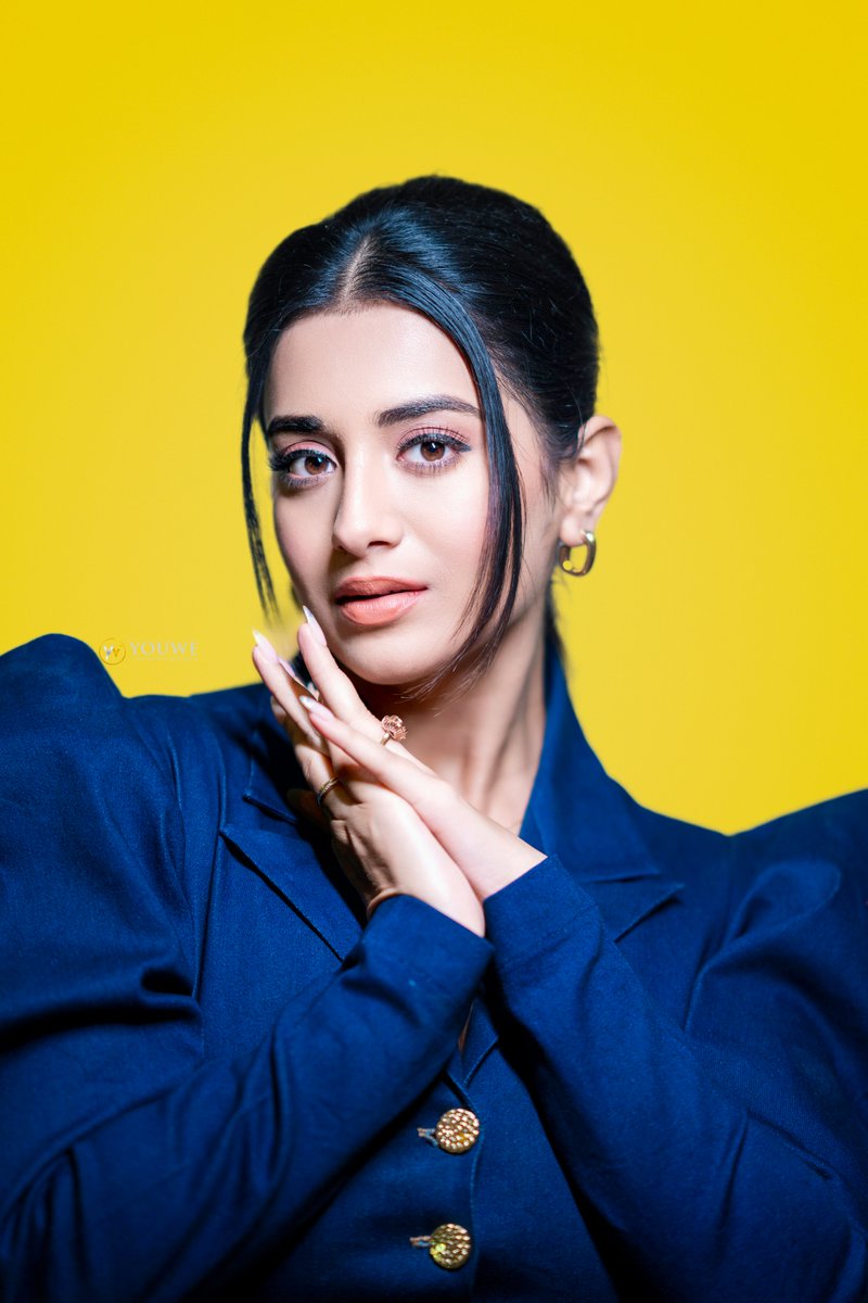 MediaYouwe's tweet photo. Blue Horizon of Beauty💙

@RashiReal_  Dazzles in Striking Blue Attire🔥💖

#RashiSingh #PremKumar #PremKumarPelli #Tollywood #YouWeMedia https://t.co/TZNnBpeJnH
