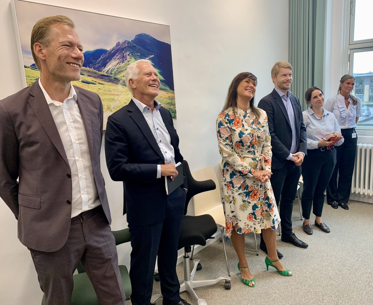 HeinoKnudsen's tweet photo. Tak til @sophieloehde og @jesper_fisker mfl. for besøg på eHospitalet i @regionsjaelland i dag. Nærhed, lighed og tilgængelig i fokus. Her følger vi med i en virtuel konsultation. Håber vi har inspireret til det videre arbejde. @MonikaaRubin @ChristofferMels #sundpol https://t.co/0FYFZYDwgl