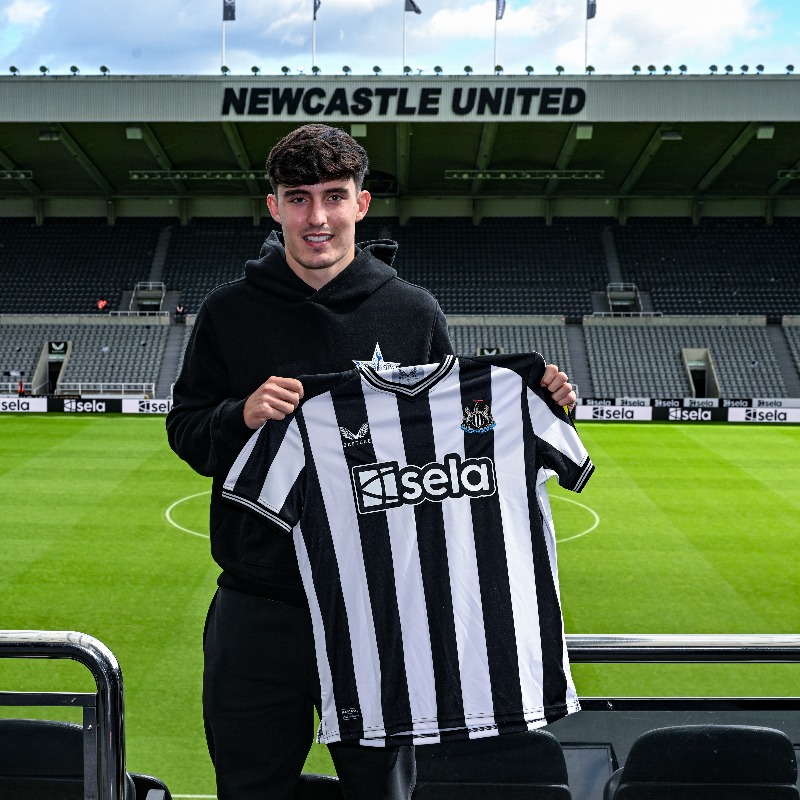 NUFC's tweet photo. ✍️ We are delighted to announce the signing of Tino Livramento from Southampton!

Welcome to Newcastle United, @tino_livramento! ⚫️⚪️