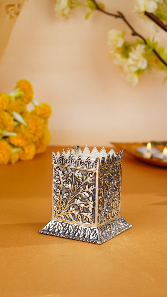 KrishnaSilver36's tweet image. ►WhatsApp Us:wa.link/bxtv
►Call/Video Call+918499011111
The most iconic symbol of purity, this tulasi Kota is handcrafted in 92.5 pure Silver 
►Explore our Latest Collection instagram.com/krishna.house.…
#KrishnaSilver36 #tulasikota #silvertulasikota