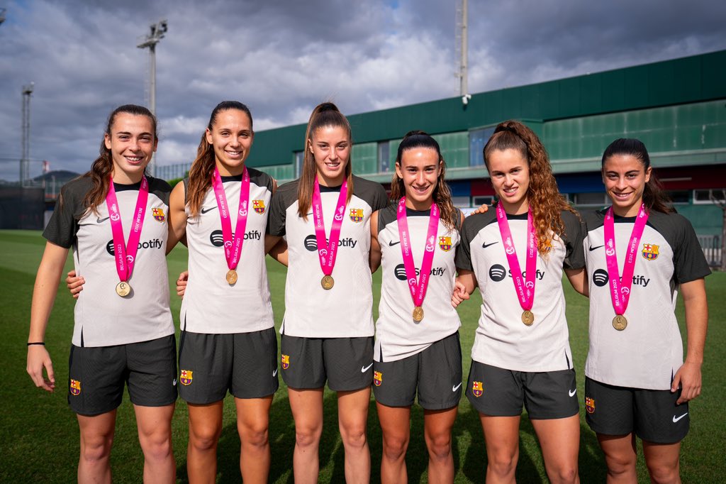 🥇La foto amb més talent 🙌💙❤️🙌
😍😍😍😍😍😍😍😍😍😍😍😍😍
Les campiones d'Europa Sub19 🥇