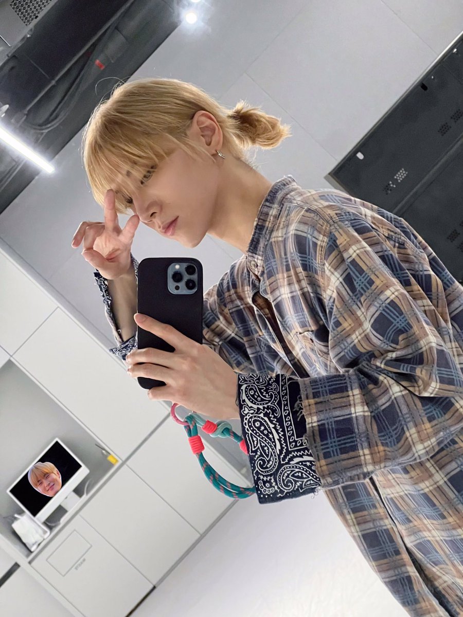 JnKimnoeymi's tweet photo. คือเตนล์รู้มั้ยว่าจอคอมด้านหลังมันสะท้อน เห็นแจฮยอนเต็มๆ โฮร😭 https://t.co/PIpHGO6oZk