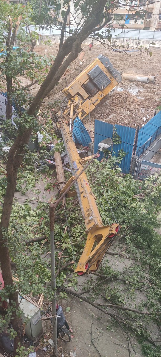 tejash212's tweet photo. @mybmc Crane just collapsed at Azad road, Vile Parle East . Major accident and severe safety issues with all the construction happening. https://t.co/FL83Tq9q2M