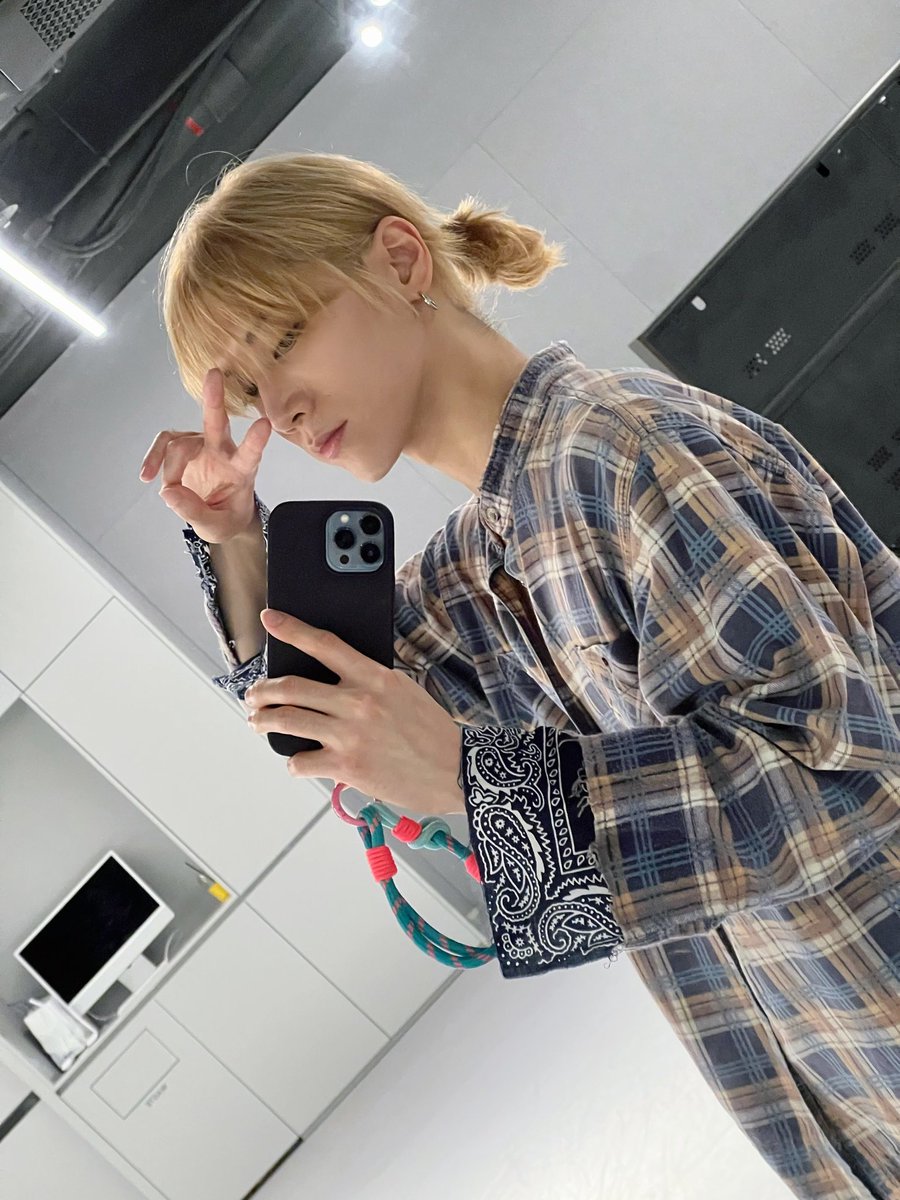 fentyyangx2's tweet photo. ten lee in ponytail w curtain bangs is so pretty... https://t.co/OOZZEOec1D