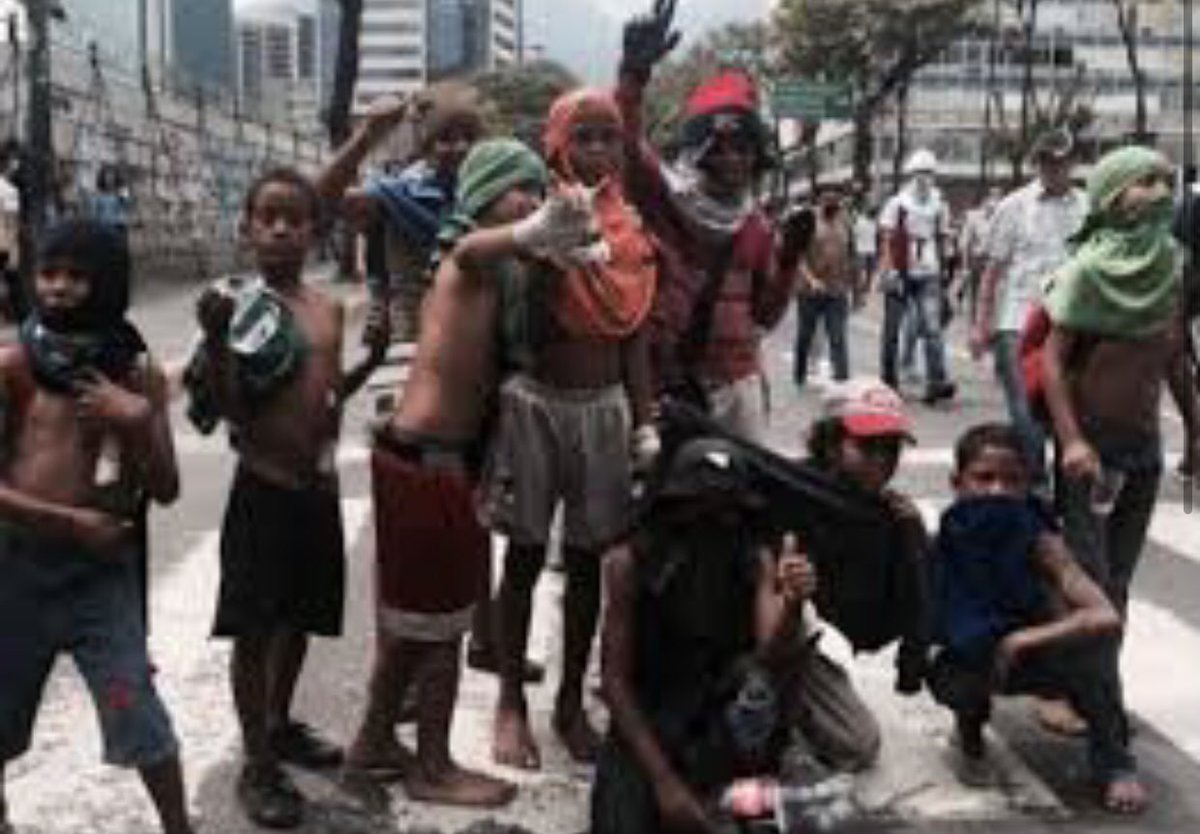 4F_Mamba's tweet photo. @zuricht94 Mijo, cual es tu indignación con ese niño. Te acuerdas cuando la oposición uso a niños en actos vandálicos en las guarimbas. 😏 https://t.co/jkZaH63gPx