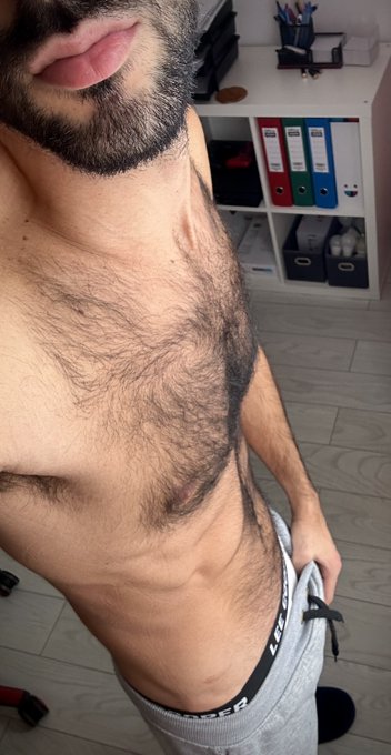 F*CK IT.. SENDING MORE PICS OF ME TO EVERYONE WHO LIKES THIS https://t.co/p7Y6EmOTdV