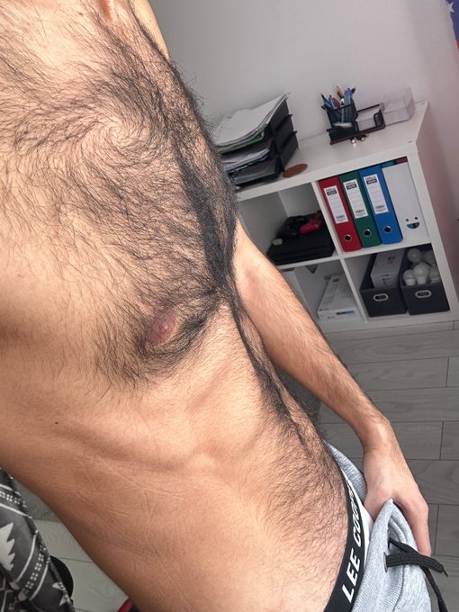 F*CK IT.. SENDING MORE PICS OF ME TO EVERYONE WHO LIKES THIS https://t.co/p7Y6EmOTdV