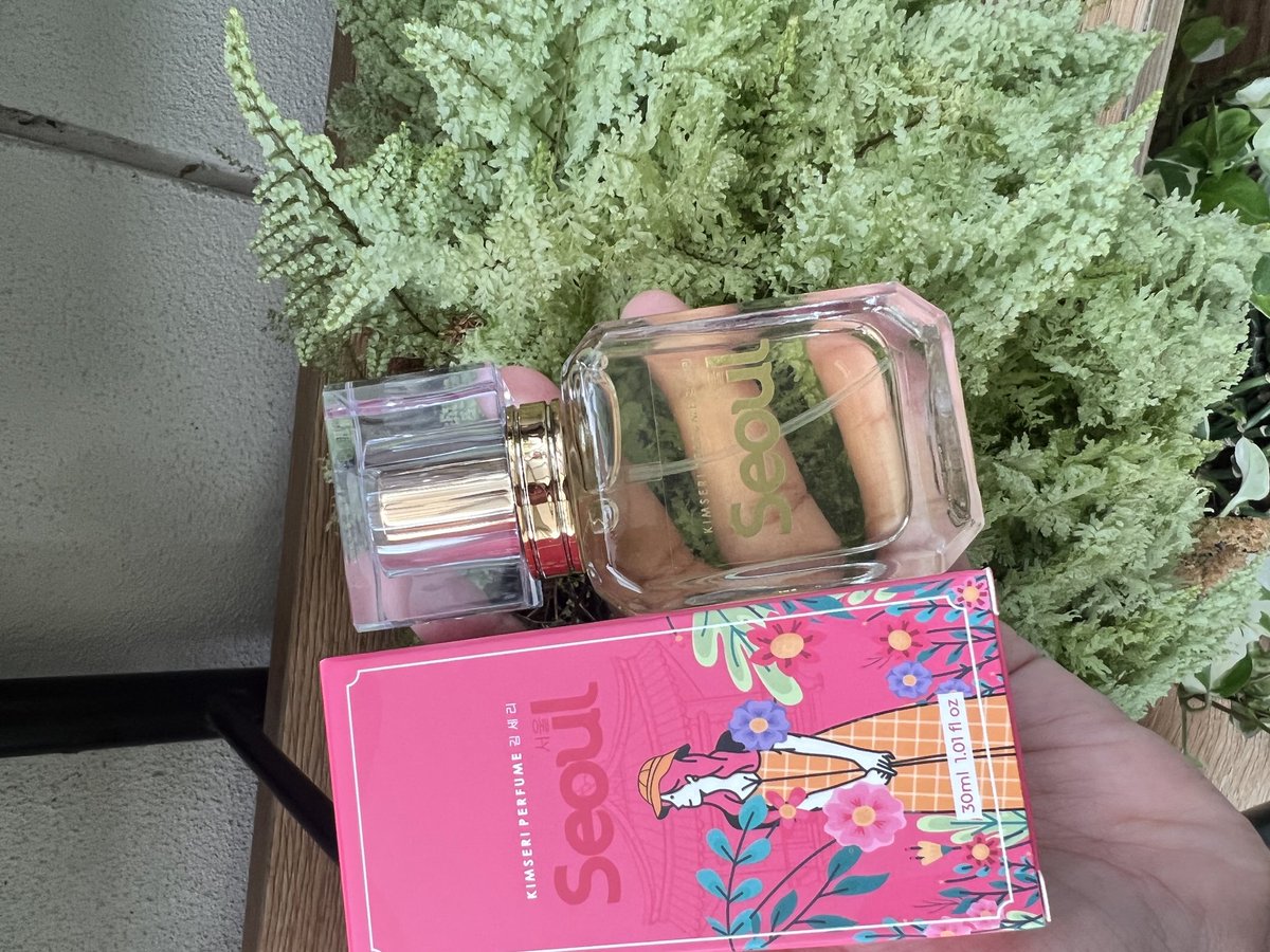 bykamylea's tweet photo. @ketengahketepi Seoul by Kim Seri Perfume!!! 😭🩷 Sumpah wangiii tak tipu. Tak pernah lagi dengar orang kata tak wangi. Available in size 10ml &amp; 30ml, yang penting eau de parfum 😍😍 Cuba la try sebotol, kita jual 🥰 https://t.co/K9IkN2qh6Z https://t.co/aEMw3SWqNk