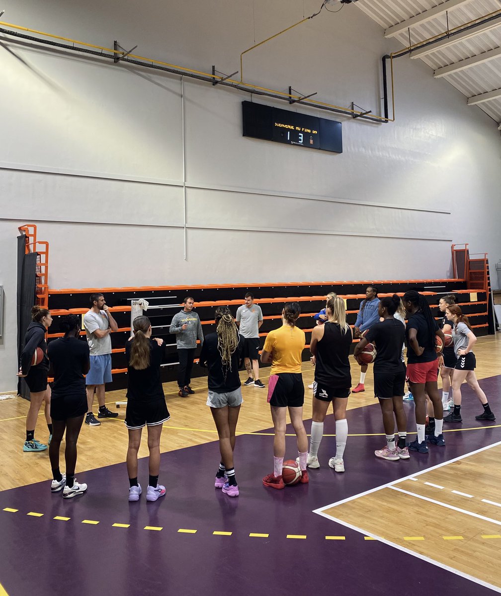uslgbasket's tweet photo. 𝗥𝗘𝗣𝗥𝗜𝗦𝗘 𝗡𝗙𝟭/𝗡𝗙𝟮🟠⚫️

Le groupe NF1/NF2 a repris le chemin de l’entraînement aujourd’hui. L’effectif sera au complet dans les prochains jours. 
Bon courage aux filles, nous avons hâte que cette nouvelle saison commence ! 💪🏼 https://t.co/uhx6bulCGh
