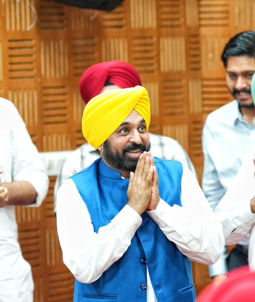 BhagwantMann's tweet photo. ਆਮ ਆਦਮੀ ਪਾਰਟੀ ਦੀ ਪੰਜਾਬ ਇਕਾਈ ਦੇ ਨਵ-ਨਿਯੁਕਤ ਅਹੁਦੇਦਾਰਾਂ ਦੇ ਸਹੁੰ ਚੁੱਕ ਸਮਾਗਮ ‘ਚ ਸ਼ਾਮਿਲ ਹੋਏ…ਪਾਰਟੀ ਪ੍ਰਧਾਨ ਹੋਣ ਦੇ ਨਾਤੇ ਸਾਰਿਆਂ ਨੂੰ ਵਧਾਈਆਂ ਤੇ ਸ਼ੁੱਭਕਾਮਾਨਾਵਾਂ ਦਿੱਤੀਆਂ…ਹੋਰ ਵੀ ਮਿਹਨਤ ਨਾਲ ਤਕੜੇ ਹੋਕੇ ਡਟਕੇ ਲੋਕਾਂ ਲਈ ਕੰਮ ਕਰਨ ਲਈ ਆਖਿਆ…

ਟੀਮ ਰੰਗਲਾ ਪੰਜਾਬ.. ਪੰਜਾਬੀਆਂ ਦੀ ਸੇਵਾ ਲਈ ਹਰ ਪਲ਼ ਹਾਜ਼ਰ…ਇਨਕਲਾਬ ਜ਼ਿੰਦਾਬਾਦ!!