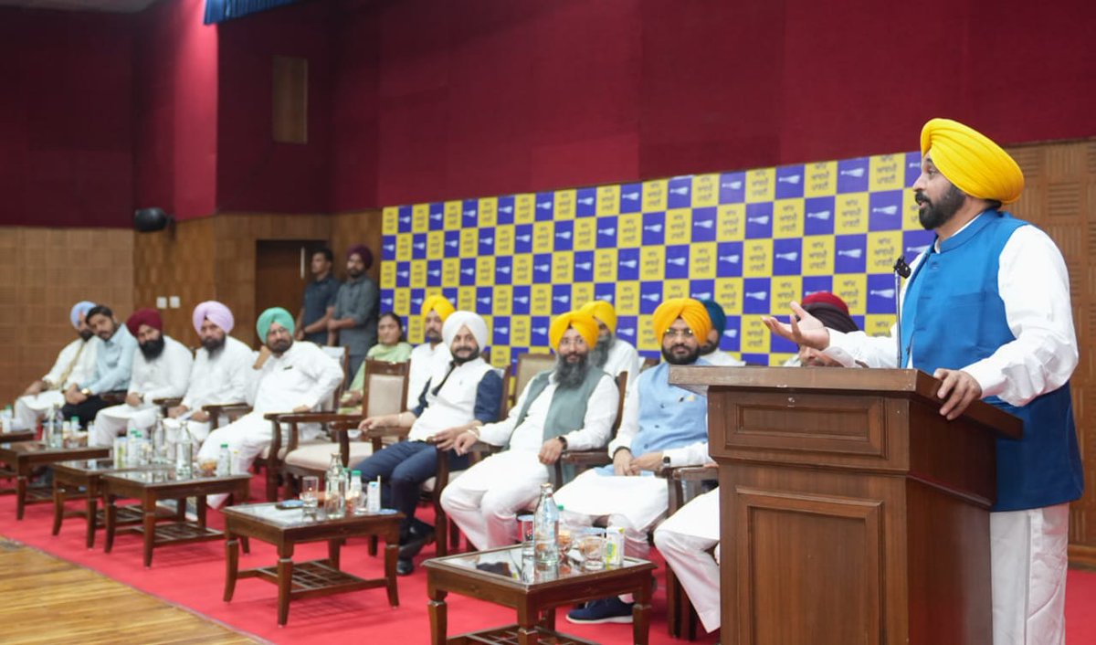 BhagwantMann's tweet photo. ਆਮ ਆਦਮੀ ਪਾਰਟੀ ਦੀ ਪੰਜਾਬ ਇਕਾਈ ਦੇ ਨਵ-ਨਿਯੁਕਤ ਅਹੁਦੇਦਾਰਾਂ ਦੇ ਸਹੁੰ ਚੁੱਕ ਸਮਾਗਮ ‘ਚ ਸ਼ਾਮਿਲ ਹੋਏ…ਪਾਰਟੀ ਪ੍ਰਧਾਨ ਹੋਣ ਦੇ ਨਾਤੇ ਸਾਰਿਆਂ ਨੂੰ ਵਧਾਈਆਂ ਤੇ ਸ਼ੁੱਭਕਾਮਾਨਾਵਾਂ ਦਿੱਤੀਆਂ…ਹੋਰ ਵੀ ਮਿਹਨਤ ਨਾਲ ਤਕੜੇ ਹੋਕੇ ਡਟਕੇ ਲੋਕਾਂ ਲਈ ਕੰਮ ਕਰਨ ਲਈ ਆਖਿਆ…

ਟੀਮ ਰੰਗਲਾ ਪੰਜਾਬ.. ਪੰਜਾਬੀਆਂ ਦੀ ਸੇਵਾ ਲਈ ਹਰ ਪਲ਼ ਹਾਜ਼ਰ…ਇਨਕਲਾਬ ਜ਼ਿੰਦਾਬਾਦ!!