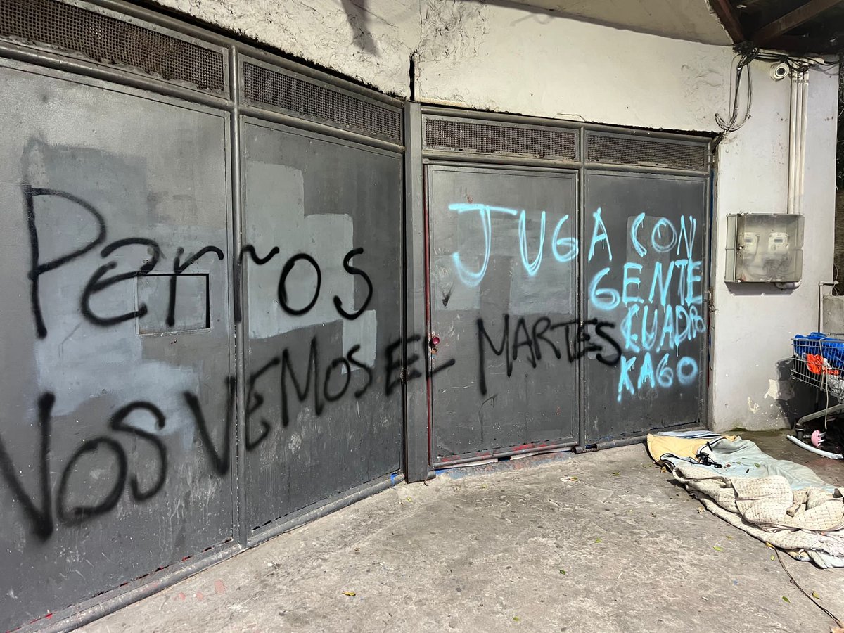 joselocalvete's tweet photo. Así amaneció la fachada de Unión Atlética hoy, un día después de confirmarse que el partido de desempate del martes con Atenas será sin público.

Tal como expresó el club, Atenas quería jugar con gente el jueves en el Palacio Peñarol. La UA, por seguridad, pidió puertas cerradas. https://t.co/iADGaN8XzN