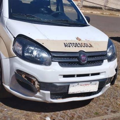 choquei's tweet photo. 🚨BRASIL: Mulher confunde os pedais, acelera carro e mata pedestre atropelada durante prova para tirar CNH em Goiás. https://t.co/8Bls89ocyV