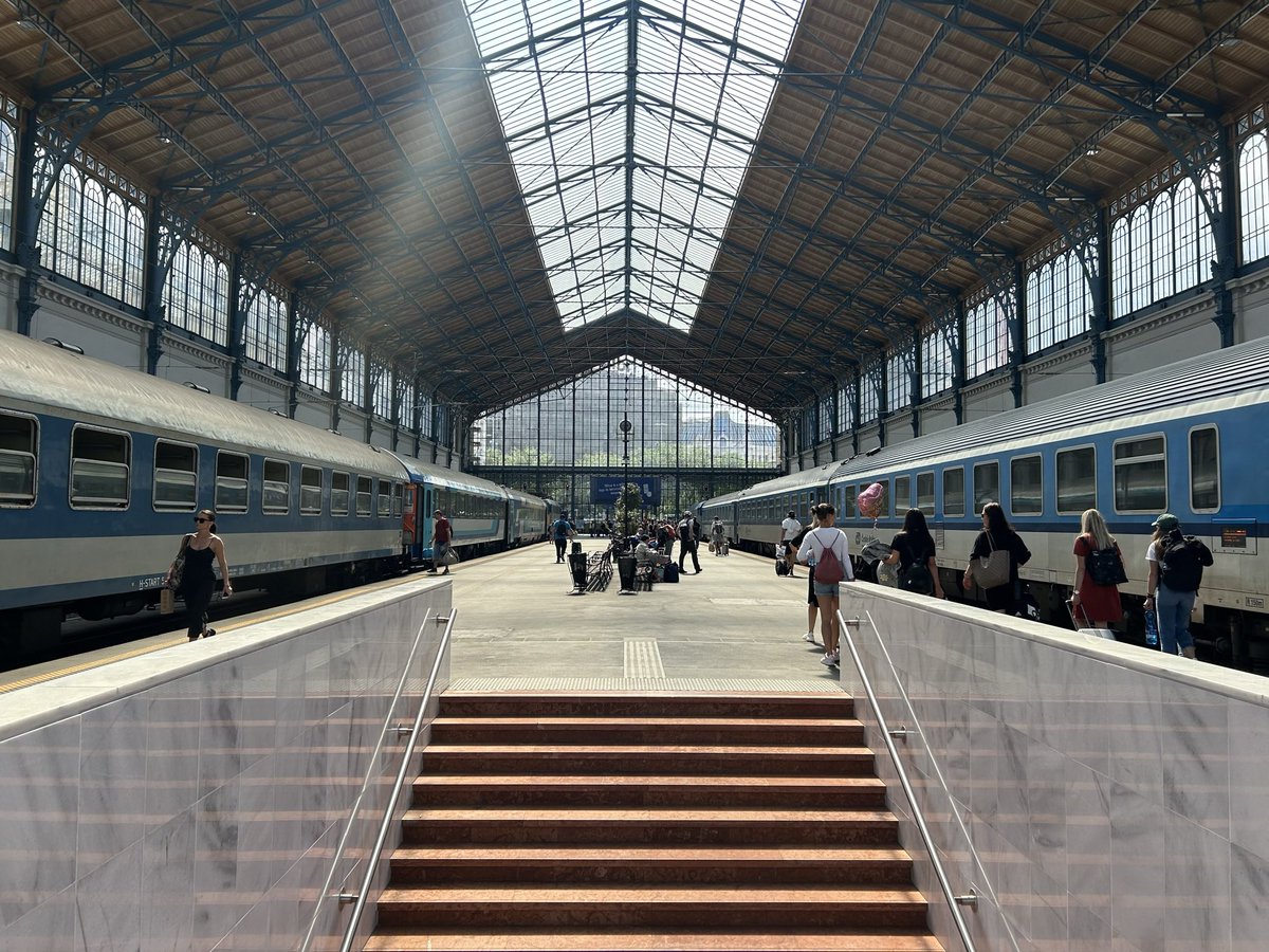martin_speer's tweet photo. Etappe 2 - #Budapest begrüßt am Bahnhof Nyugati pályaudvar mit seiner lichtdurchfluteten Bahnhofshalle, entworfen von Gustave Eiffel, aus dem Jahr 1877. 

#HellasExpress https://t.co/ogDS5StUYV