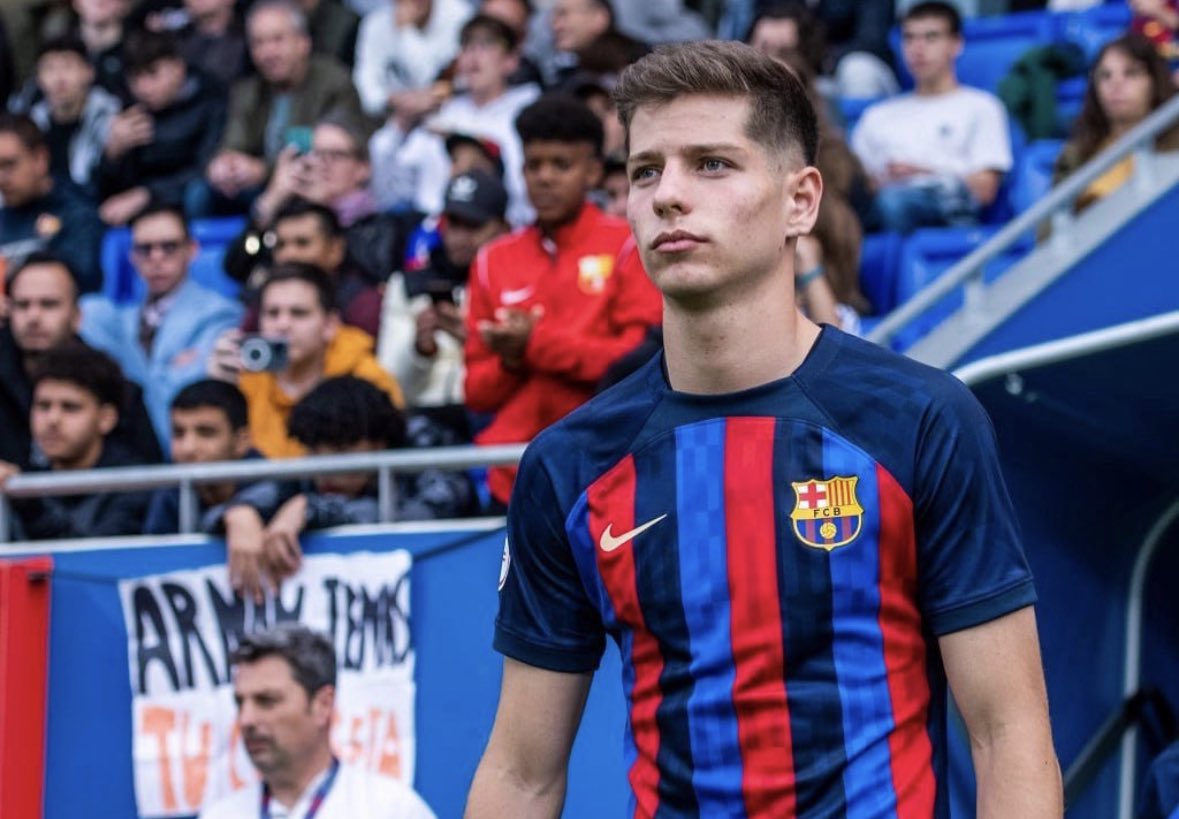 FabrizioRomano's tweet photo. Sampdoria have just sealed agreement to sign Estanis Pedrola from Barcelona, here we go 🔵⭐️🇪🇸

Deal details:
◉ Loan with mandatory buy clause for €3m fee.
◉ Barça have €7m buy back clause until 2025.
◉ Barcelona have 50% sell-on clause.
◉ Medical tests on Tuesday. https://t.co/675rfUE0AK