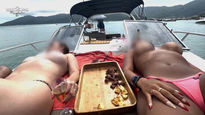 Voc&ecirc; &eacute; o marinheiro da lancha e duas gostosas ficam com os seios para fora bem a vontade na sua frente&hellip;