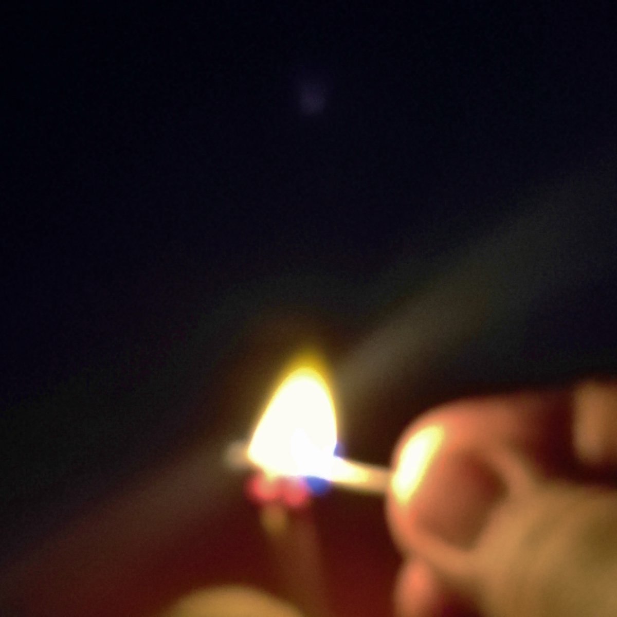 repertorio's tweet photo. Lo enciendo para apagar,
Un momento de mayor brillo y viveza.
Qué picudo, qué nalgodoncita,
Quedan incandescentes los residuos, es el fin.
Los residuos quedan incandescentes,
Como un recordatorio de la vida que se apagó.
Es el fin de algo, Pero también el comienzo de lo otro. https://t.co/wsglm7thq9