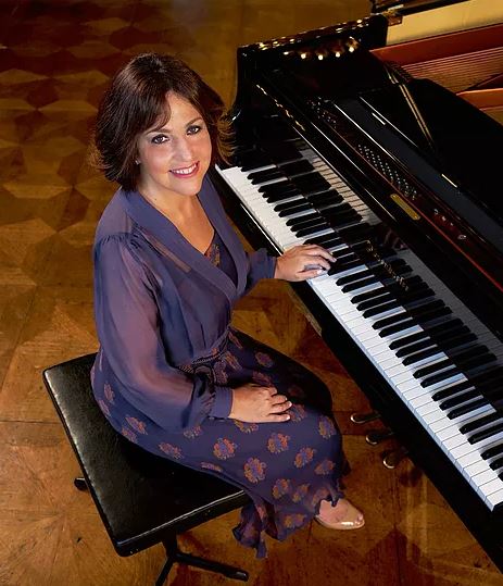 Değerli Santçımız pianist, besteci, müzik terapisti ve soprano Renan Koen, 2015 yılından itibaren UNESCO ile birlikte, Dünyada Yaşayan İnsan Hazineleri kriterlerini gözönüne alarak, ünlü dünya şairimiz Özkan Mert (İsveç Hükümeti tarafından Nobele aday gösterildi) adına tüm sanat