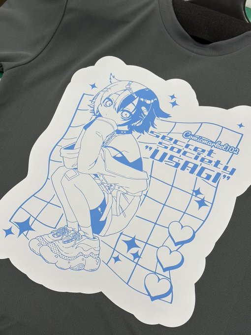 コミケでこの絵柄のTシャツ、ごく少数ですが販売しようと考えてます。
写真はグレーですが白のみの販売です!サイズはXLのみ。
枚数が少ないので、1人1限予定です〜
プリントがすごーーく綺麗です うれしい 