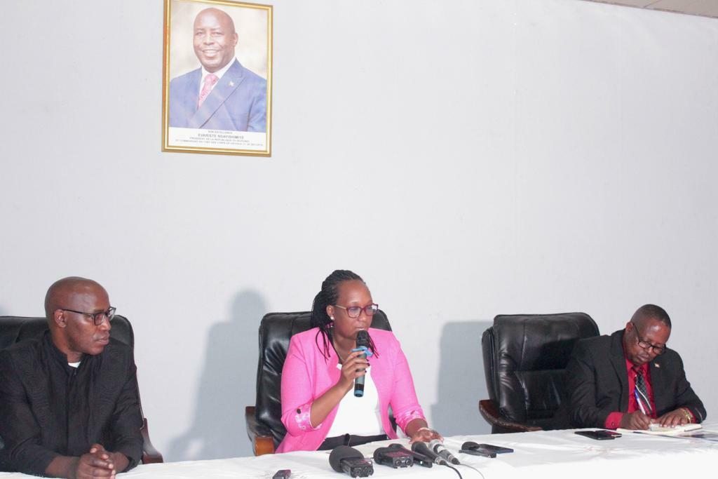 IngoMagazine's tweet photo. Ce 07 août, la ministre du @MinCommerce @NIJIMBEREMarie1 et celui du @MininterInfosBi Martin Niteretse ont tenu une réunion à l'endroit des gouverneurs provinciaux et les représentants des #entreprises @brarudi_sa, @sosumoburundi & #Buceco, à l'hôtel Source du Nil en @MairieBuja autour des questions relatives à la commercialisation des produits desdites entreprises.
#Burundi