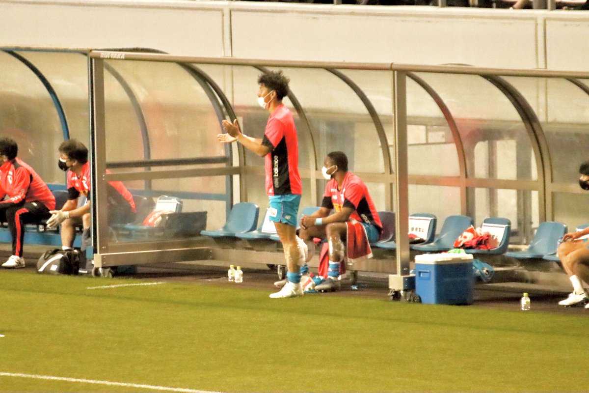 blaugranasagan's tweet photo. この直之の姿見てたら2年前のダービーで交代後も1人立ったままずっと鼓舞してた陽平と重なってなんとも言えない気分になってしまった… https://t.co/CnZKODyWgi