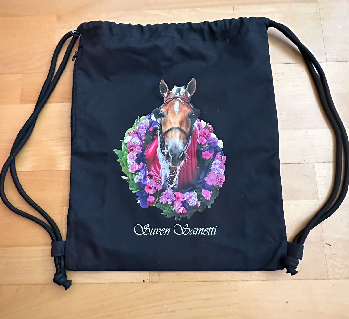 TiinaNaula's tweet photo. Tyylikäs reppu Kuninkuusravien ostoksena. #ravit #reppu #SuvenSametti https://t.co/gC4sCgHizb