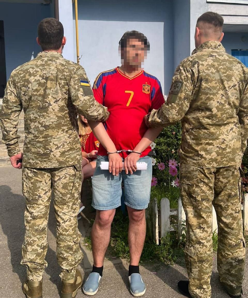 Reloaded7701's tweet photo. トランスカルパティア国境警備隊は赤ん坊を外国人に売るウクのギャングをまた摘発した。

彼らは貧しい女性から12,000ユーロで赤ん坊を "買い"、50～70,000ユーロで売り渡していた。

赤ん坊のByeByeは、すべて代理出産を装って行われていた事が判明している。

この主催はキエフとハリコフにある生殖医療サービスを提供するクリニックであった。

彼らは5万ユーロ〜7万ユーロの収入を得ており、そのうち1万2000ユーロが代理母に支払われた。

子供が生まれた後ウク人は赤ん坊を外国に連れて行く許可証にサインしなければならなかった。
拒否された場合、彼らは脅迫された。

ウク検事総長によると犯罪組織のメンバー12人が人身ByeByeの罪で起訴された。🐸