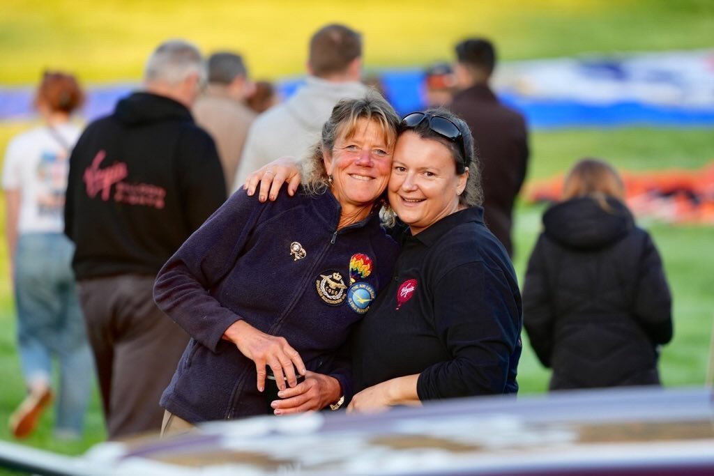 Creds to <a href="/MoodyColin/">Colin Moody</a> for catching us at Pilot Briefing…<a href="/AlmutDunnington/">Allie Dunnington</a> and myself reunited at Press Launch for <a href="/bristolballoon/">Bristol International Balloon Fiesta</a> #oneteam #firstallfemalecommercialteam #bristol #thisgirlcan #loveourjobs 🎈🎈☀️🏏