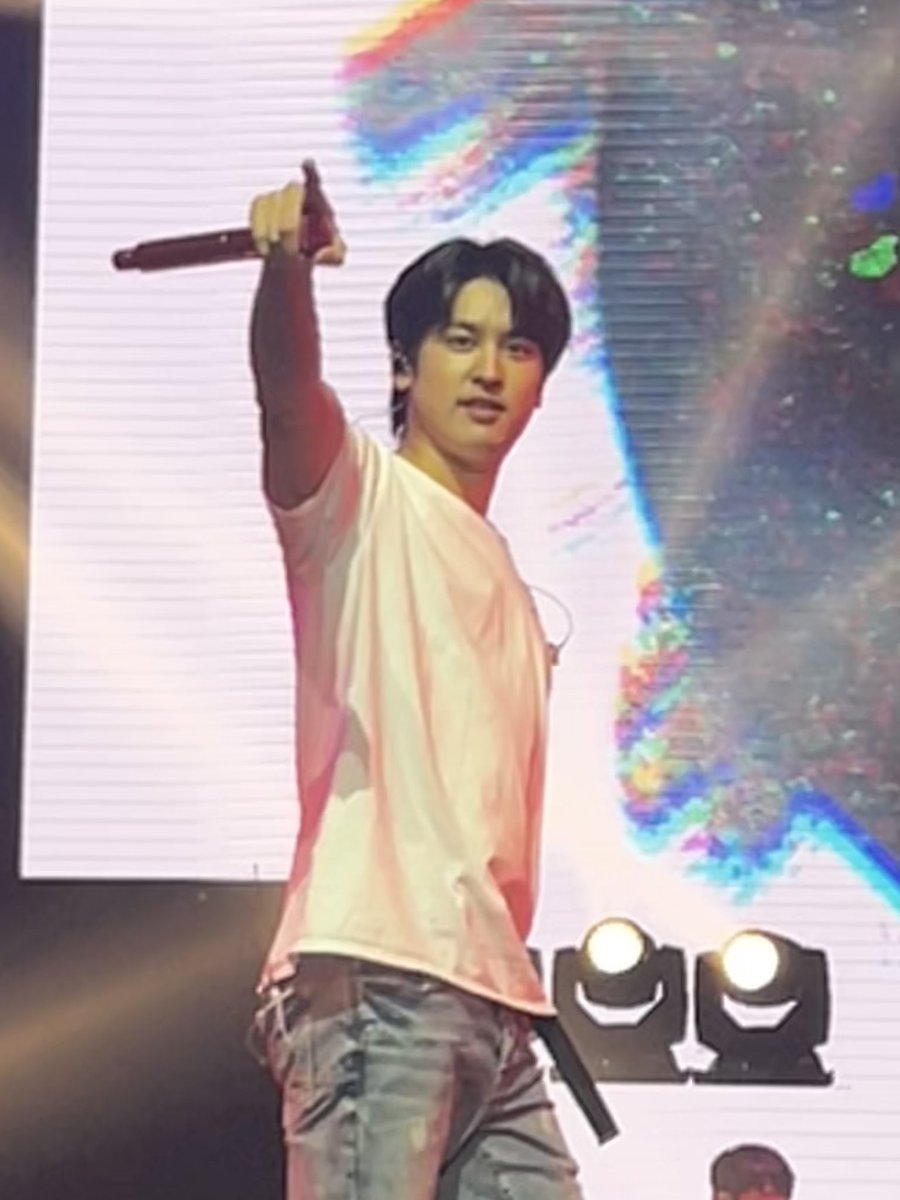 does it ever drive you crazy just how fast the night changes? 🎶

2018                             2023

“It will never change, me and you…” 💚✨ <a href="/iKON_chan_w000/">정찬우</a> 
#iKONinMANILA2023