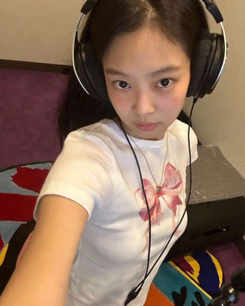 PopBase's tweet photo. BLACKPINK's Jennie shares new photos from the dance practice room and studio. https://t.co/qkjNl0eLRy