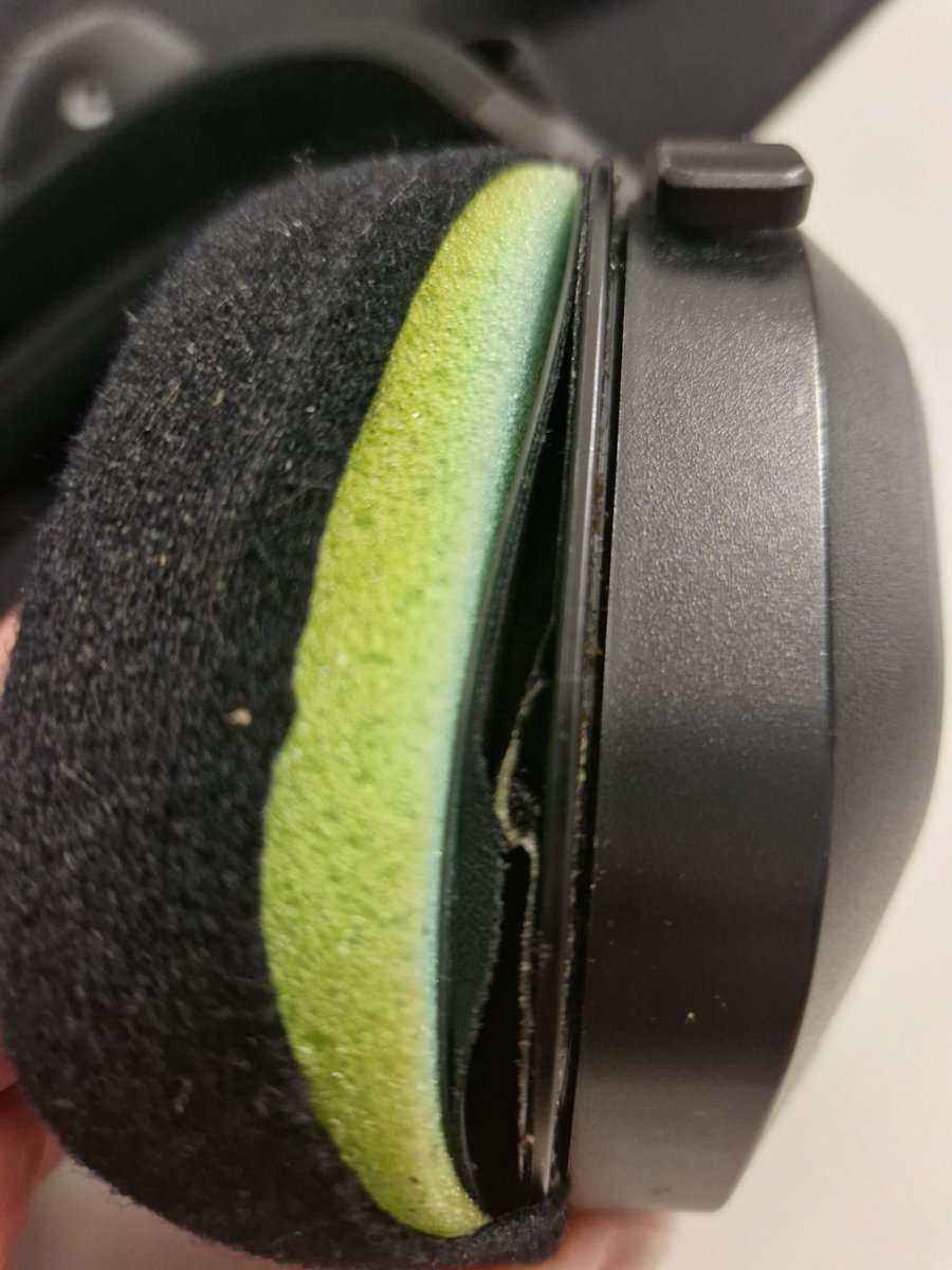 StraeyNFT's tweet photo. hey @CORSAIRDE , ich habe in 2021 das Corsair HS80 bei euch bestellt gehabt, als es gerade rausgekommen ist und bis jetzt jeden Tag getragen. Ich liebe dieses Headset. Jetzt löst sich bei mir leider der Kleber an der einen Ohrmuschel. Könnt ihr mir da weiterhelfen? https://t.co/ZjXbX5kxYs