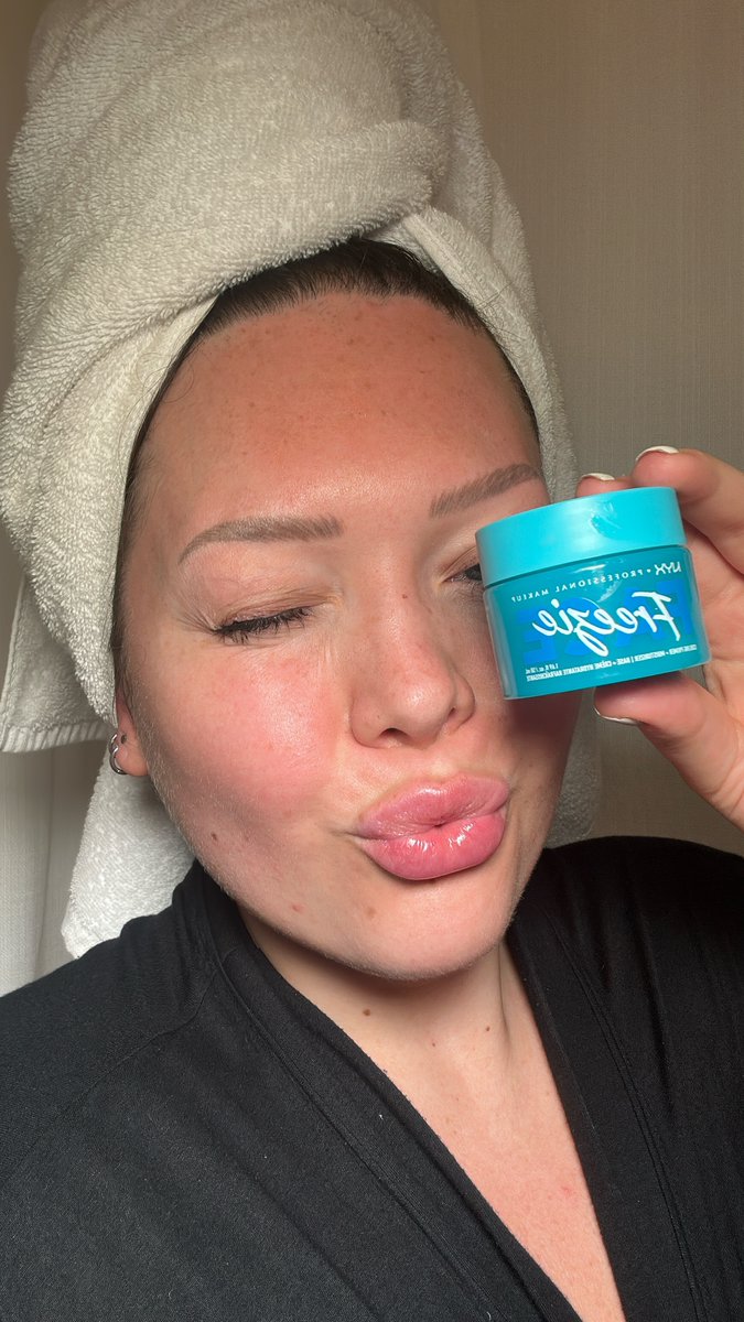 nyxcosmetics_es's tweet photo. ¿Ojeras? ¿Bolsas? ¡Es hora de decirles adiós! Prueba el nuevo primer FACE FREEZIE y combínalo con los parches de ojos refrescantes par aun rostro impecable y fresco 😍
#facefreezie #primersummer
🌈 Allies de la comunidad LGTBIQ+
🐰 PETA Approved
🌱 Fórmulas veganas https://t.co/BT31vqOR2c