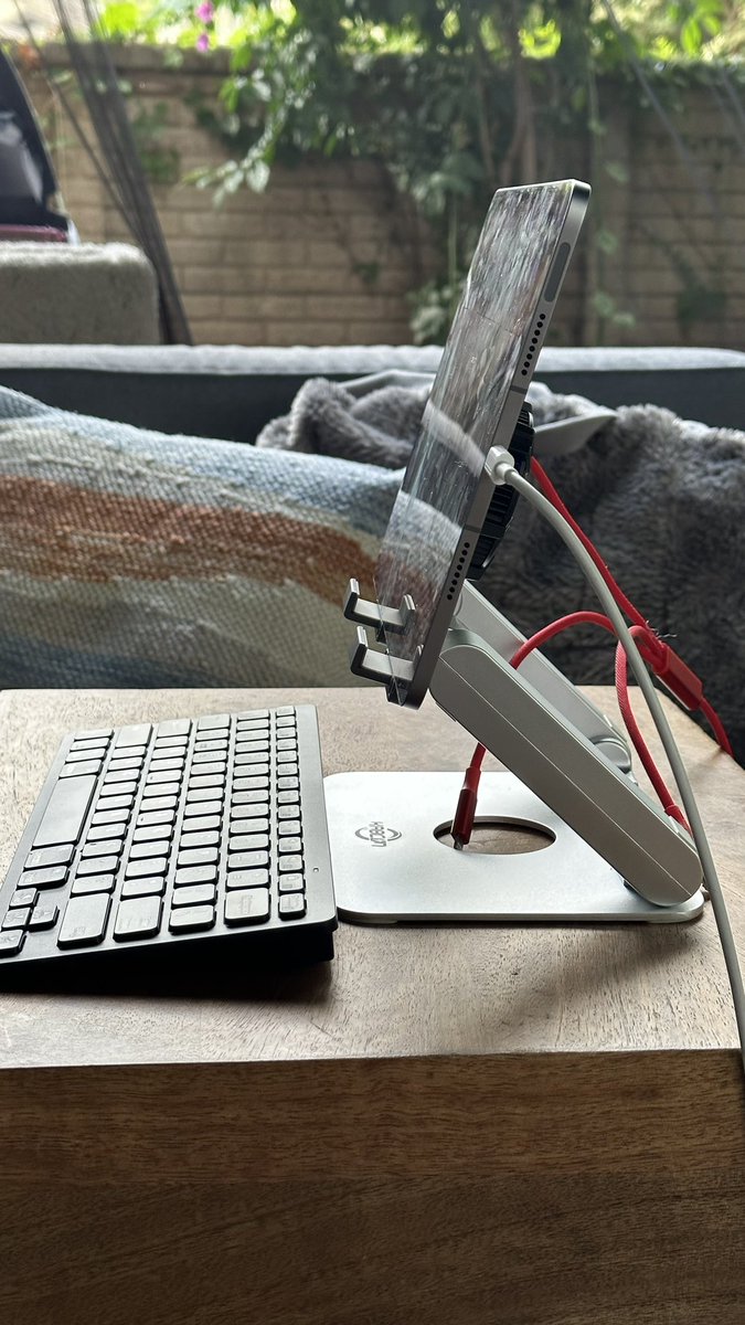 slipgatecentral's tweet photo. new #iPadPro working setup, now with active cooling 🥵 https://t.co/jDaZJ3Nwlh