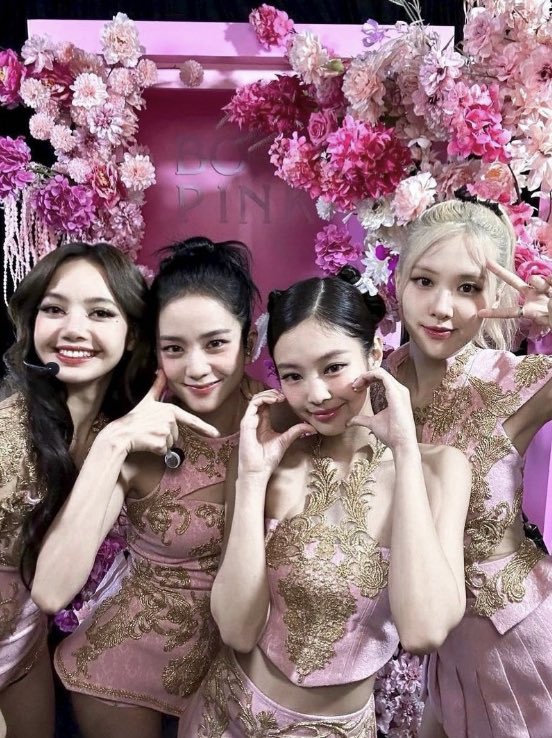 LISANATIONS_'s tweet photo. Lisa via Jisoo’s @BLACKPINK 7th debut anniversary update on IG.

7YEARS DEBUT LISA 
#7YearsWithBLACKPINK https://t.co/VybEBiYITB