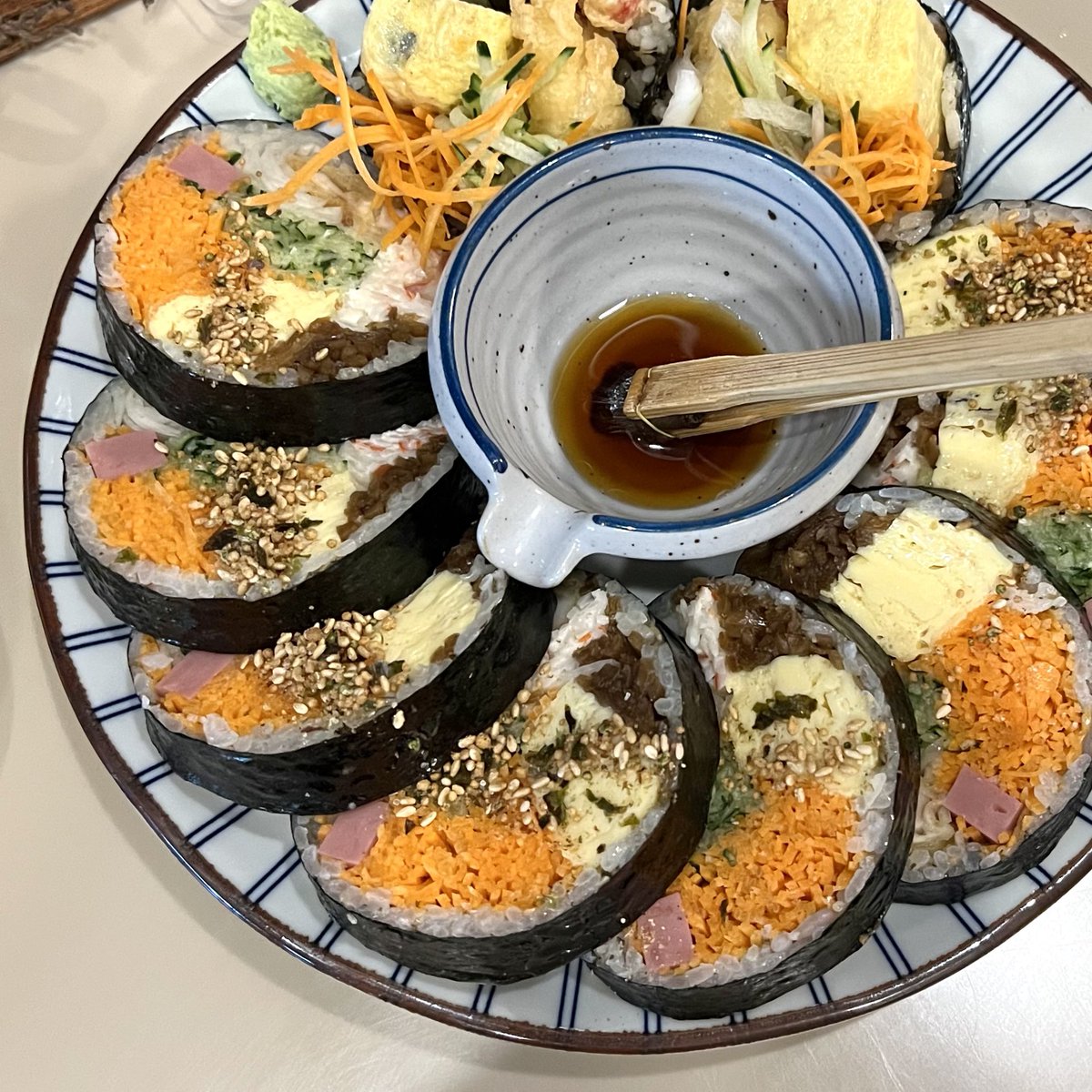 카페 오색칠 근처 지지가 좋아하는 식당 추천(점심)💖
1. 금금 : 퓨전 한식 요리집. 한국식 마제소바인 보리된장 고기국수가 지지의 최애!
2. 칙피스 : 지중해식 샐러드. 팔라펠과 후무스가 맛있다.
3. 대림국수 : 꼬치 국수, 비빔국수
4. 우리마키 : 한국식으로 약간 변형된 일본식 김밥