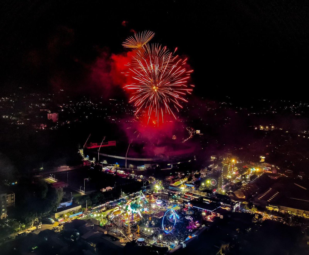 Expreso24sv's tweet photo. SIVARLAND CIERRA CON ESPECTACULAR SHOW DE DRONES 

Con un espectáculo de drones y fuegos artificiales en #SivarLand, las fiestas agostinas finalizan en la capital salvadoreña. https://t.co/QC7Lk8spr8