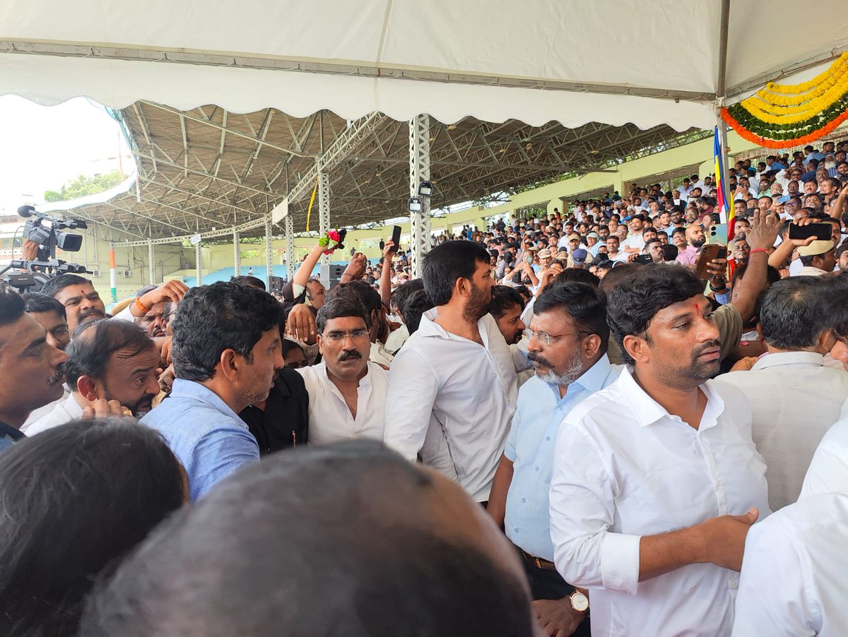 thirumaofficial's tweet photo. We paid homage to com.#Gaddar in #LB_sastri stadium at Hyderabad. https://t.co/lpWRAn5LUk