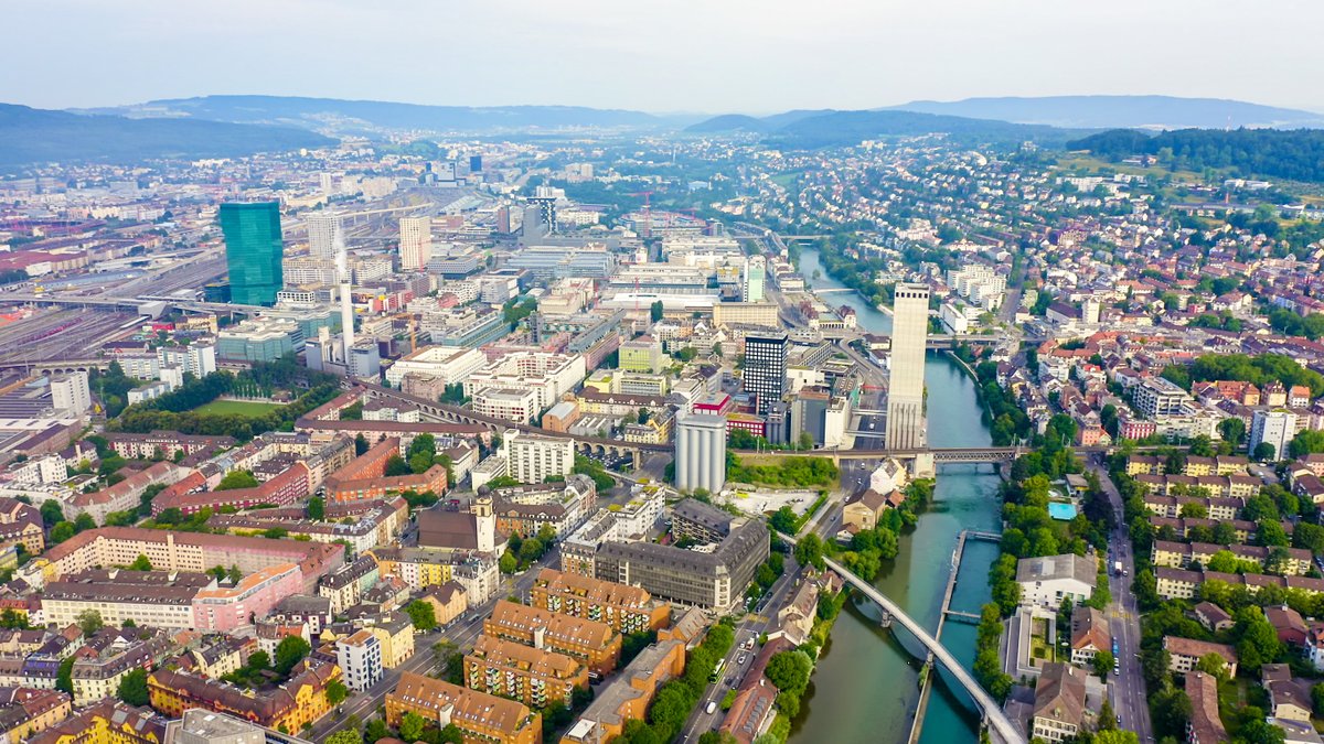 Metropolitan_ZH's tweet photo. Heute in einem Monat ist es soweit! Am 7. September diskutieren wir  gemeinsam mit @andrisilber, @SibylleWaelty, @marco_denoth,  @corinaliebi und @StefanLegge rund ums Thema der 10-Millionen-Schweiz.  Jetzt anmelden und dabei sein! ➡️ https://t.co/9xEl7fzyJK https://t.co/fuIqQSnmAZ