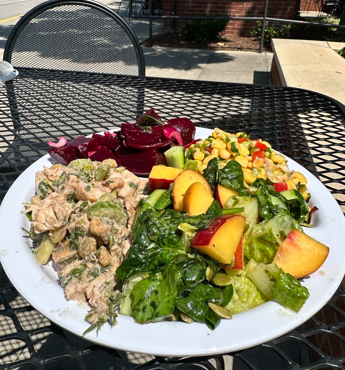 TabletopMediaGp's tweet photo. Sweet as a Peachy Green Salad! 🥗🍑
This @sassoolcafe August Special is made with spinach, romaine, NC peaches, cucumber, caramelized onions, papitas, fresh basil, olive oil, lemon juice, vinegar, salt, and pepper.
#tabletoptalk #sassoolcafe #peachseason https://t.co/DgWHapwOCc
