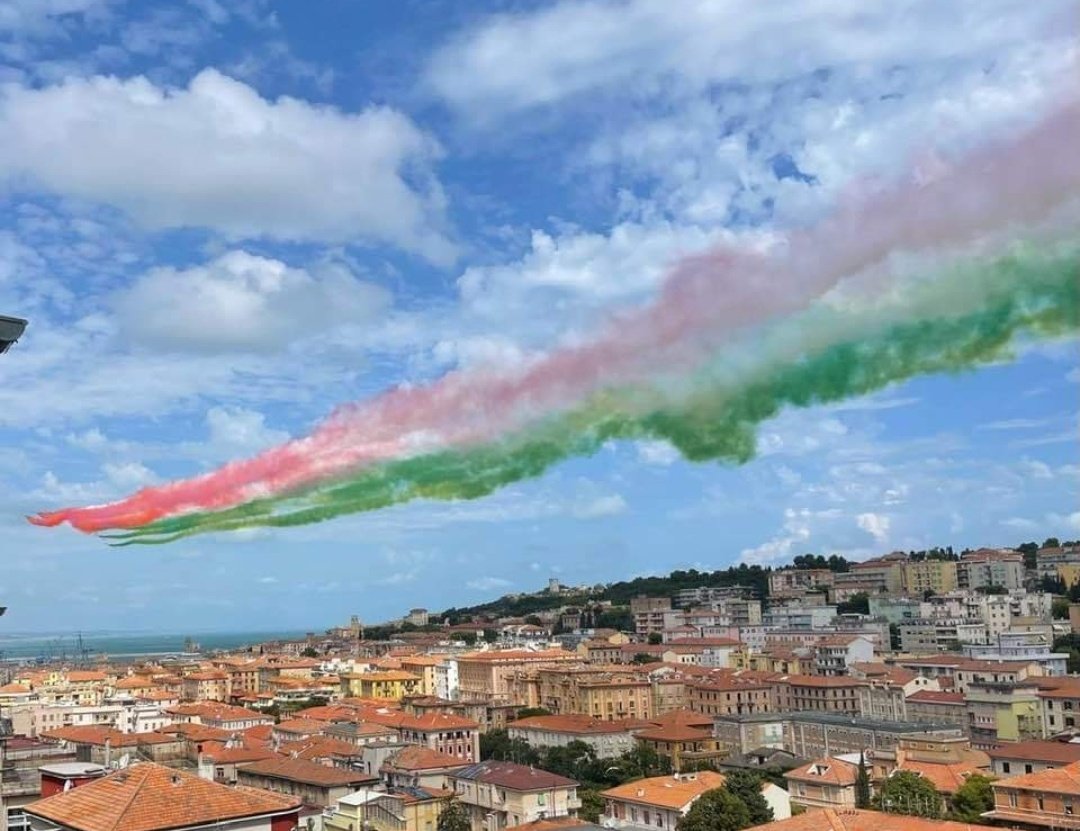 Con il sorvolo su Ancona le Frecce Tricolori salutano le Marche ❤🇮🇹

#AeronauticaMilitare100  #FrecceTricolori