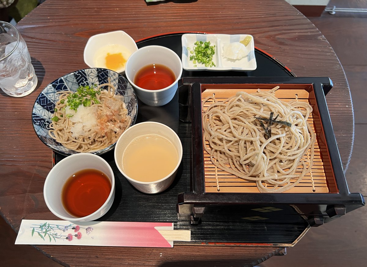 797binbo's tweet photo. #落合 #ochiai #tokyo
#SobaCAFE輝 #sobacafe_hikari
三色そば
80歳超のご店主の手打ち越前蕎麦
もり2段+おろし皿蕎麦の構成でボリュームあり
茹で加減、締め具合、つゆの塩梅良く美味しい
ただ店内がちょっと変わっているので入店し辛いかも
#ランチ #昼飯 #Lunch #定食 #SetMeal
#ColdSoba https://t.co/Z7GHtdqhkb