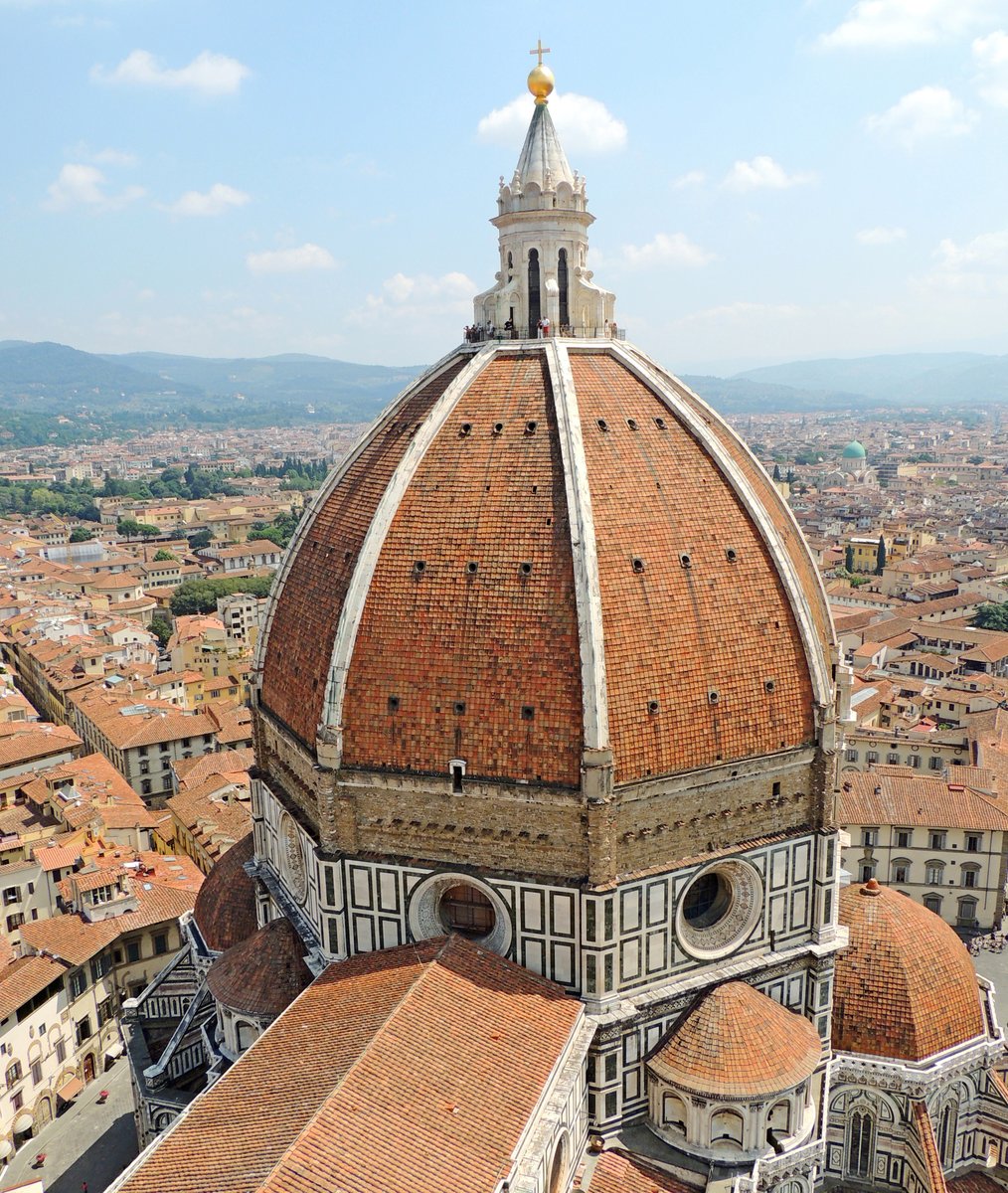 Després d'una petita festa d'inici d'obres esmorzant pa, meló i vi negre, en #taldiacomavui de 1420 Filippo Brunelleschi i el seu equip iniciaren la construcció de la cúpula de la Catedral de Santa Maria de la Flor de Florència... però sense bastides. Com ho aconseguiren? Fil 📜
