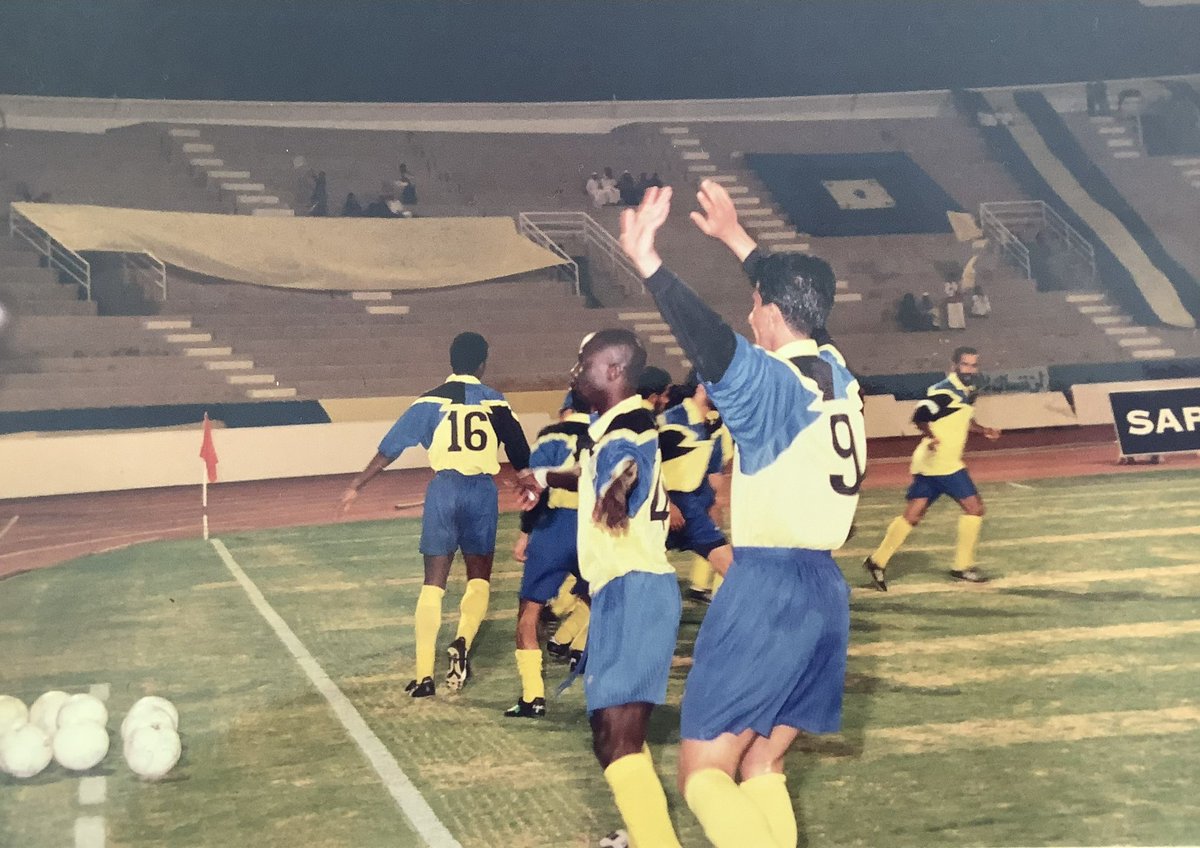 HMMAD102's tweet photo. التلويحة الاخيرة للجماهير، وقيادة التعاون للمرة الاخيرة، #حماد يتقدم زملائه لاعبي التعاون لبدء المباراة الفاصلة امام نجران موسم ١٤٢٠هـ https://t.co/tHUsL0THIg