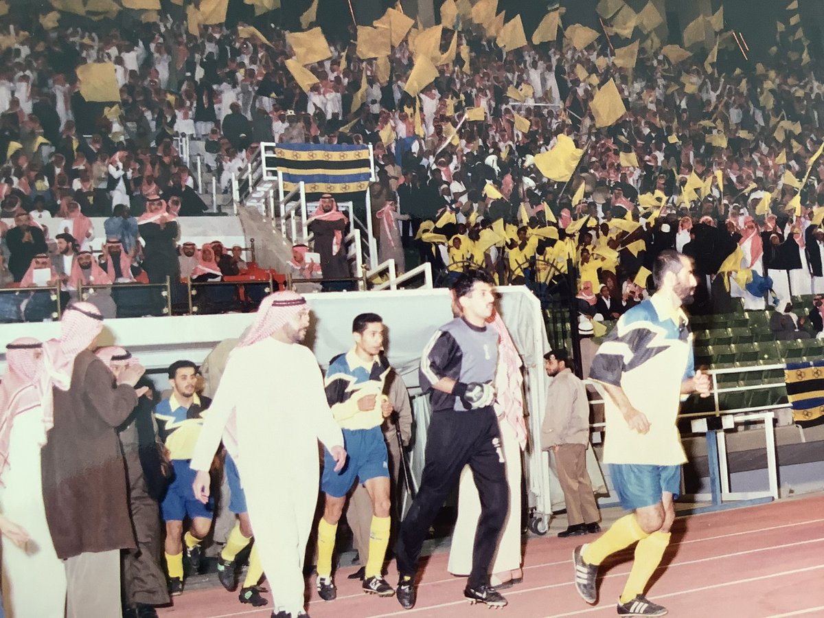 HMMAD102's tweet photo. التلويحة الاخيرة للجماهير، وقيادة التعاون للمرة الاخيرة، #حماد يتقدم زملائه لاعبي التعاون لبدء المباراة الفاصلة امام نجران موسم ١٤٢٠هـ https://t.co/tHUsL0THIg